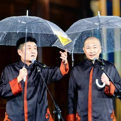 【著名相声演员苗阜晒出搞笑视频，初见喜剧大师的风范，对此你怎么看？】近日，著名