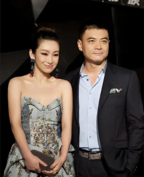 演员秦海璐曾坦言，当初主动追求拿下王新军，婚后对方却直言，亲爱的，我发现你变了，