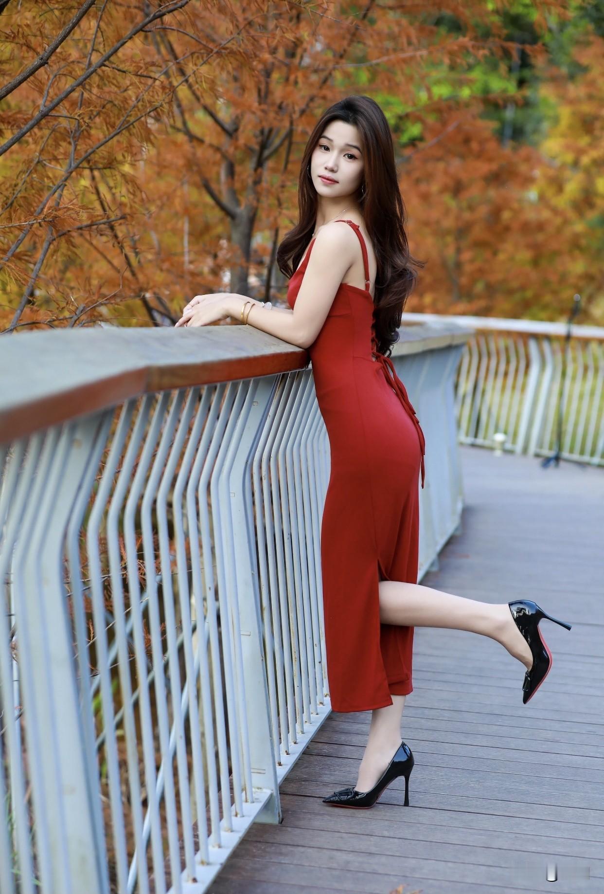 有哪些令人眼前一亮的裙装穿搭秋日红裙，优雅漫步在枫叶林间🍂👗👠