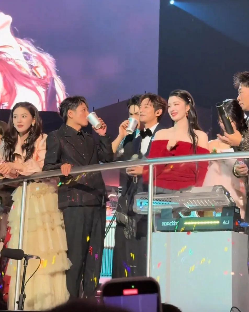 看到章若楠，确实挺美！再看王楚然，那是更美啊！王楚然这模样，让“唇红齿白、面若桃