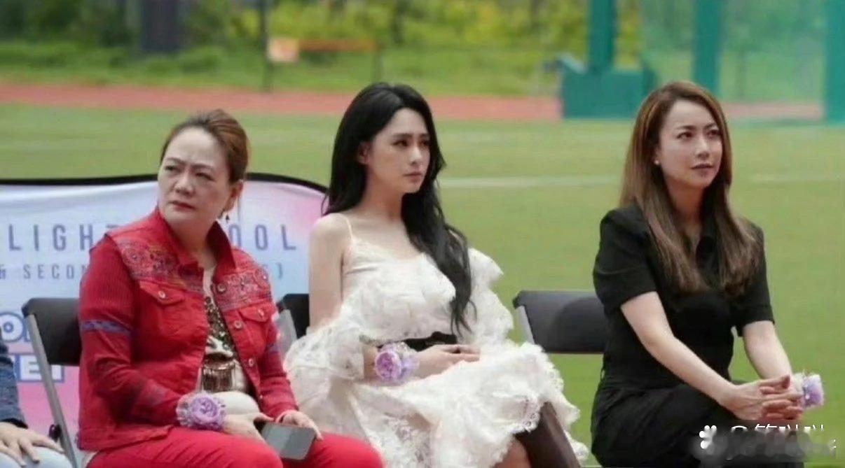 你敢信，44岁的阿娇，面部折叠度也太厉害了！在强光照射下，她的眉骨就跟自带遮阳效