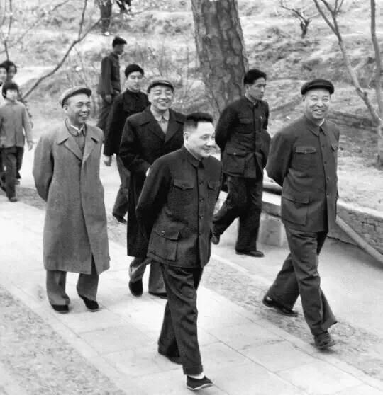 1963年，北京玉泉山。走在最前面的是邓小平，邓小平身后是李富春和杨尚昆，他身旁