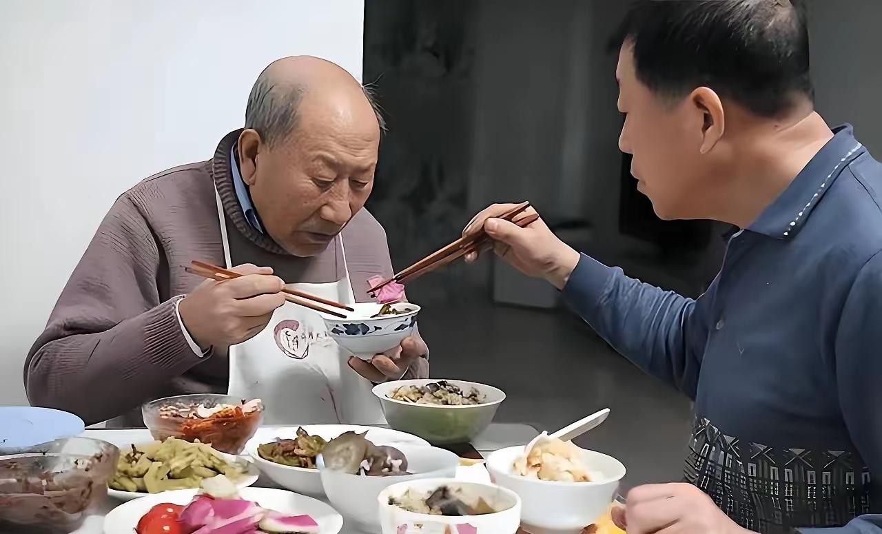 我们小区有一位70岁老爷子，老伴儿去世了，他又不会做饭，于是每个月就给楼下邻居2