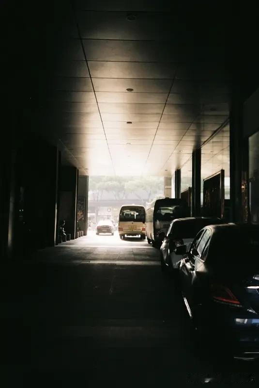 宁波妈妈在高铁清洁袋留信引发共鸣宁波妈妈在高铁清洁袋留的“求助信”火了。202