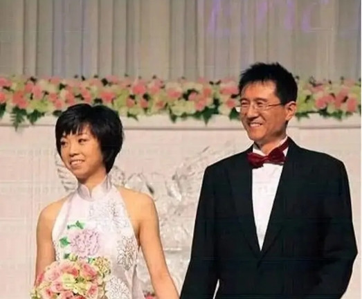 2009年，28岁的张怡宁嫁给了身家达到300亿的48岁富豪徐威。婚后，她步行去
