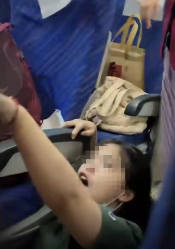 事实证明，熊孩子不可怕，可怕的是熊孩子一家四口一起动手……南航cz6164深圳飞