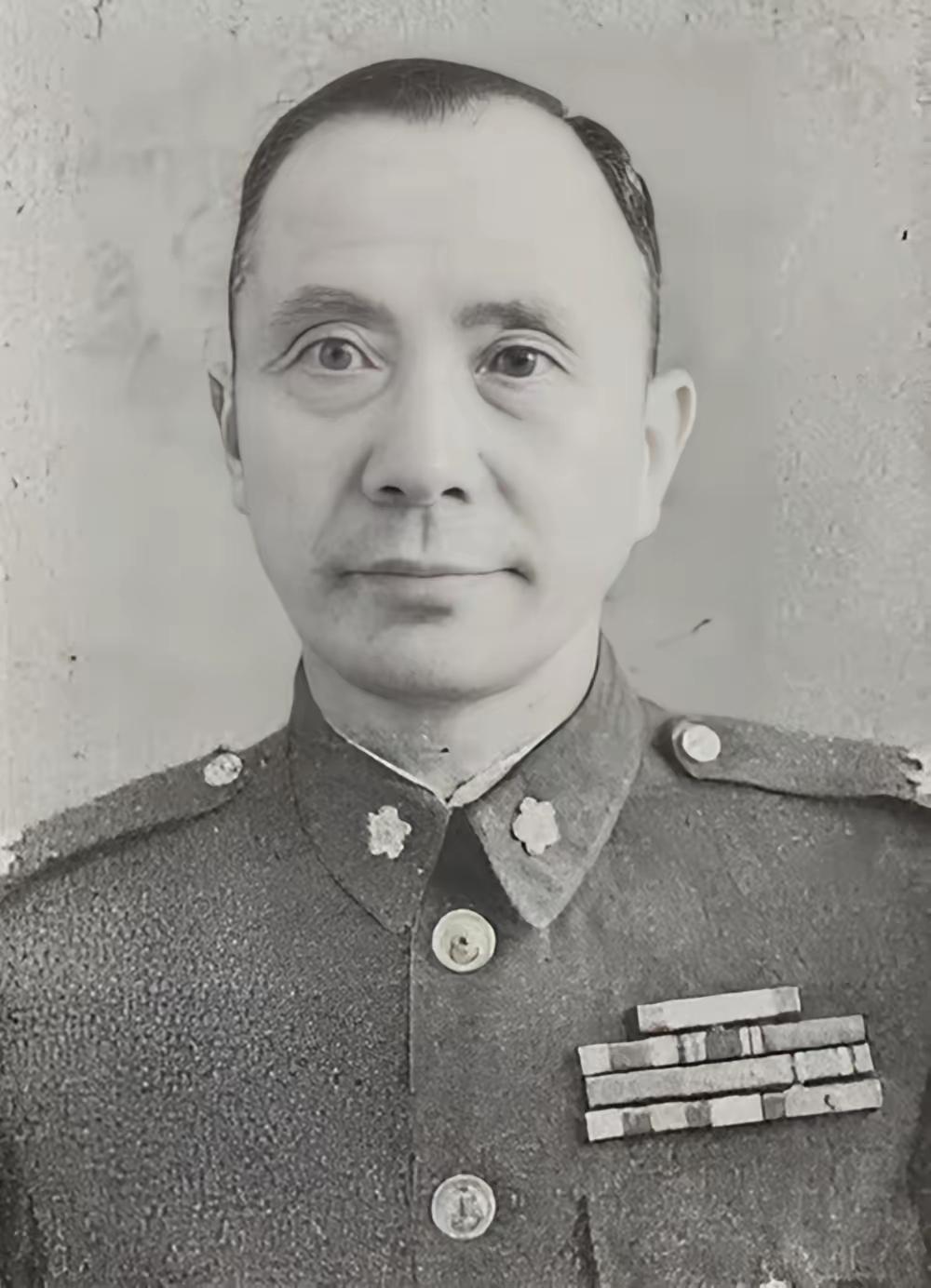 1943年，我军俘虏了一批国军，新四军战士孙长兴冲他们喊道：“谁是韩德勤？”正当