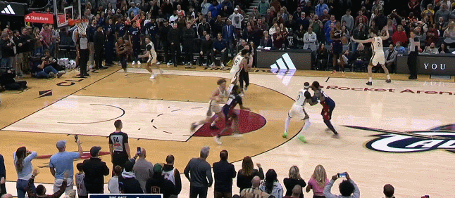 关键！斯潘塞这次吸取教训了！在今天勇士与骑士的第四节比赛最后时刻，米切尔接球三