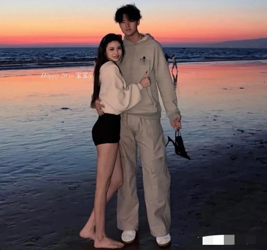 汪峰的小苹果恋爱了，男孩一手提着女孩儿的鞋子，一手揽着女孩儿的腰。不愧是模特的孩