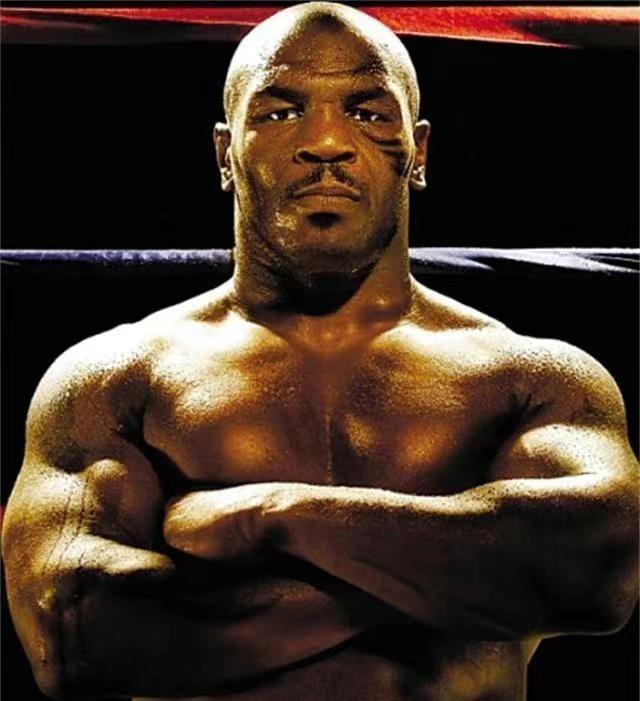 1988年，22岁的拳王泰森，逛动物园时给了饲养员一万美金，让他把栅栏打开，自己