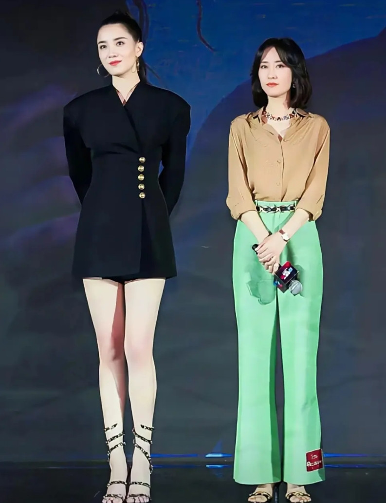 我的妈耶，刘敏涛旁边的这个女明星是谁啊，这腿也太白太直太好看了吧！感觉刘敏涛站在