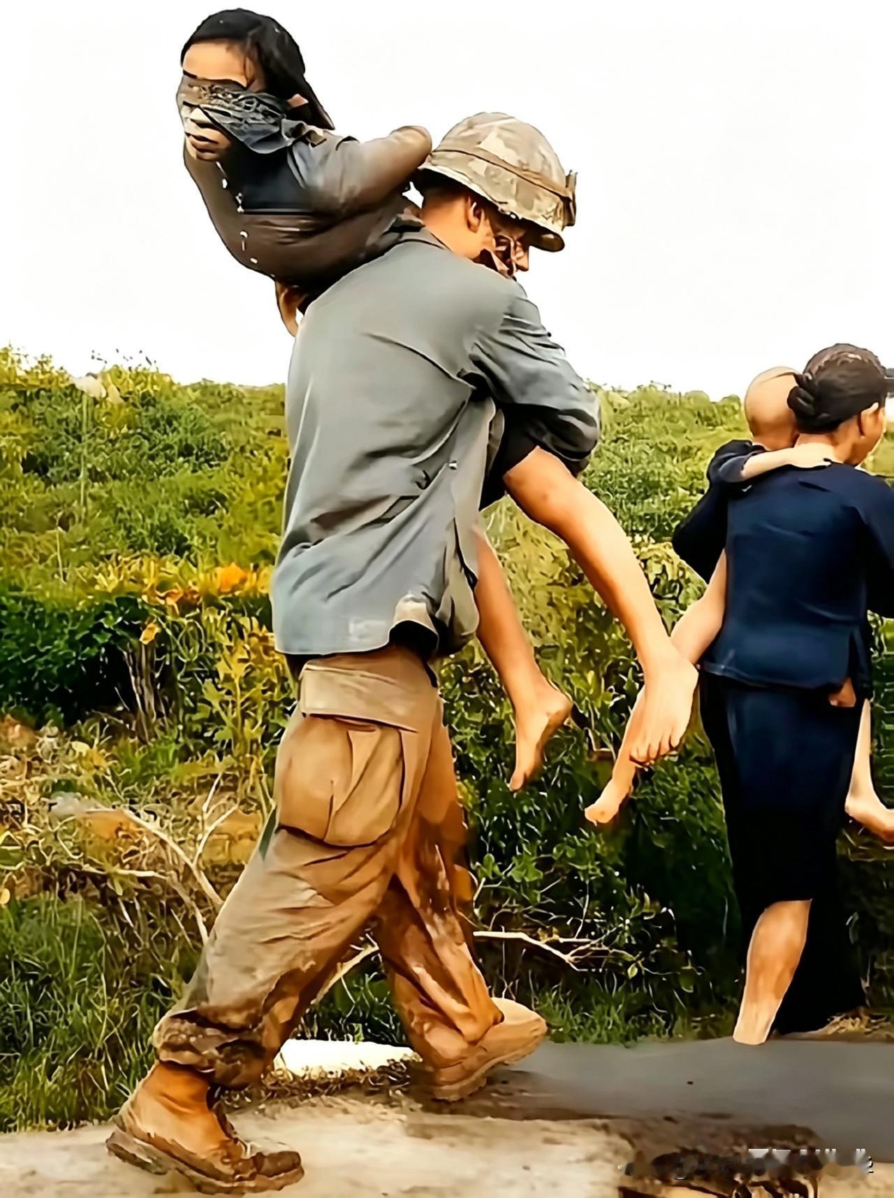 1971年，越南战争期间，美军搜索队在越南丛林中抓捕了一名北越女游击队员。照