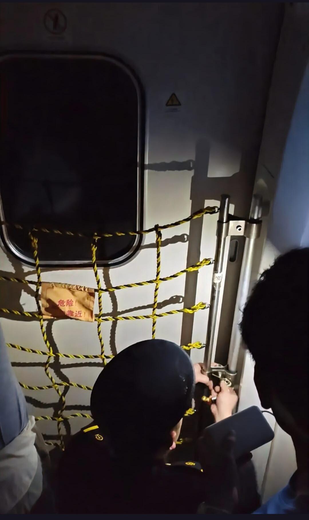 列车停电被困隧道，乘客称小孩热哭了为何不让砸窗？3月29日下午，由桂林北开往珠