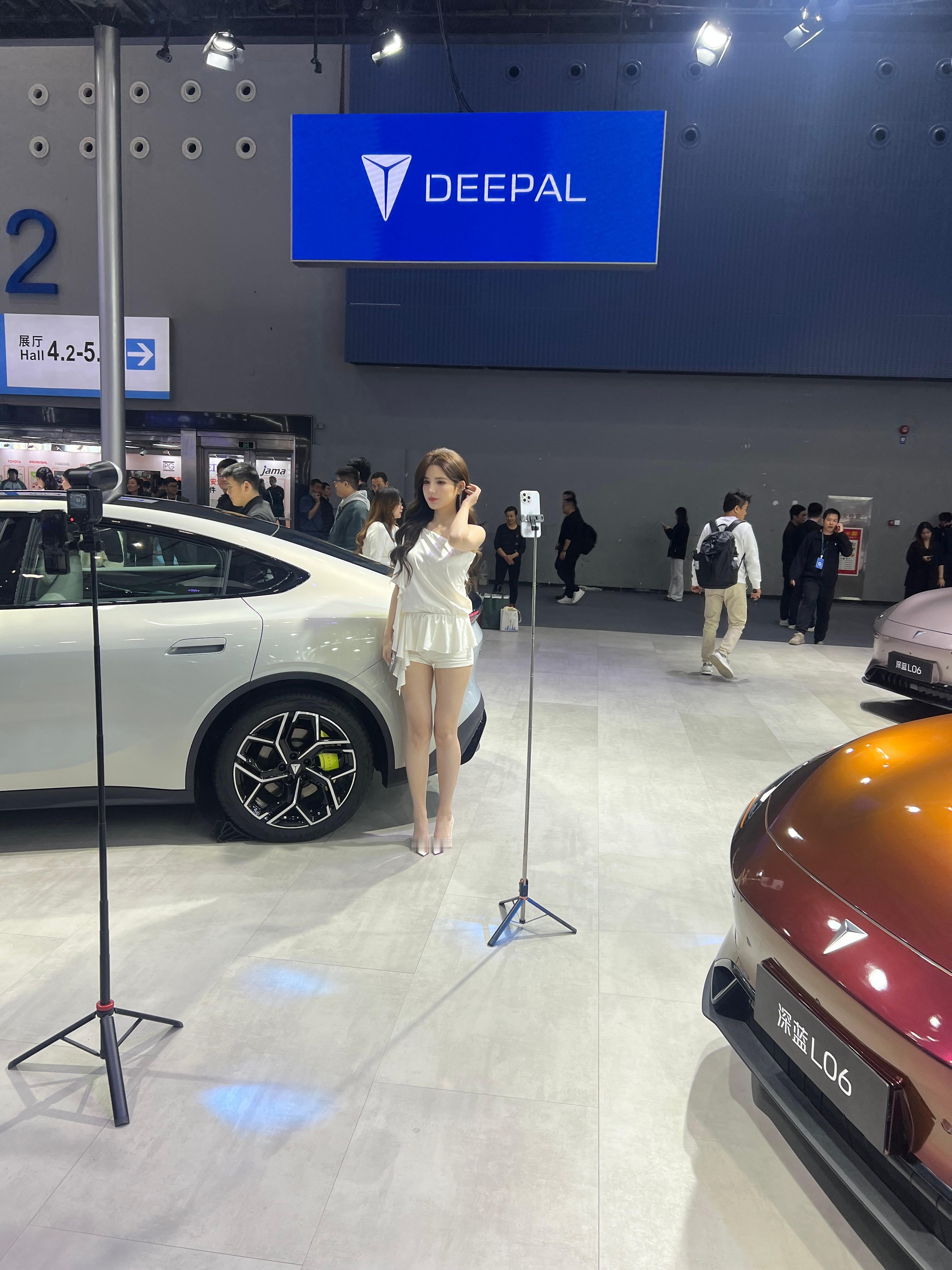 我拍照水平不行，兄弟们凑合着看，这车轮毂真帅