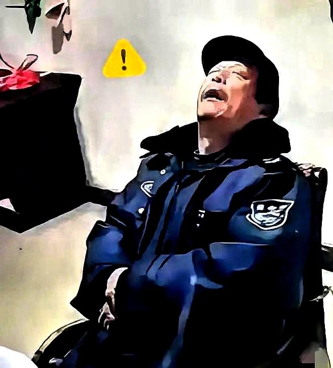 你说这事儿气不气人？一位60岁的大爷在广东清远当保安，干了三年，每天要从天亮站