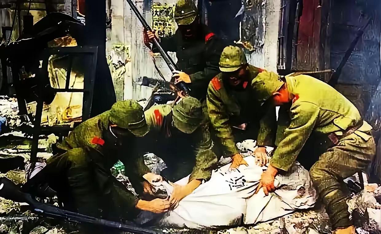 这是一张摄于南京大屠杀时期的真实照片，画面中几名日军士兵正残忍地将一名手无寸铁的