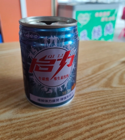 你们有见过这么专一的顾客吗？我店里有这么一个顾客，他每天都会来我店里喝一瓶这