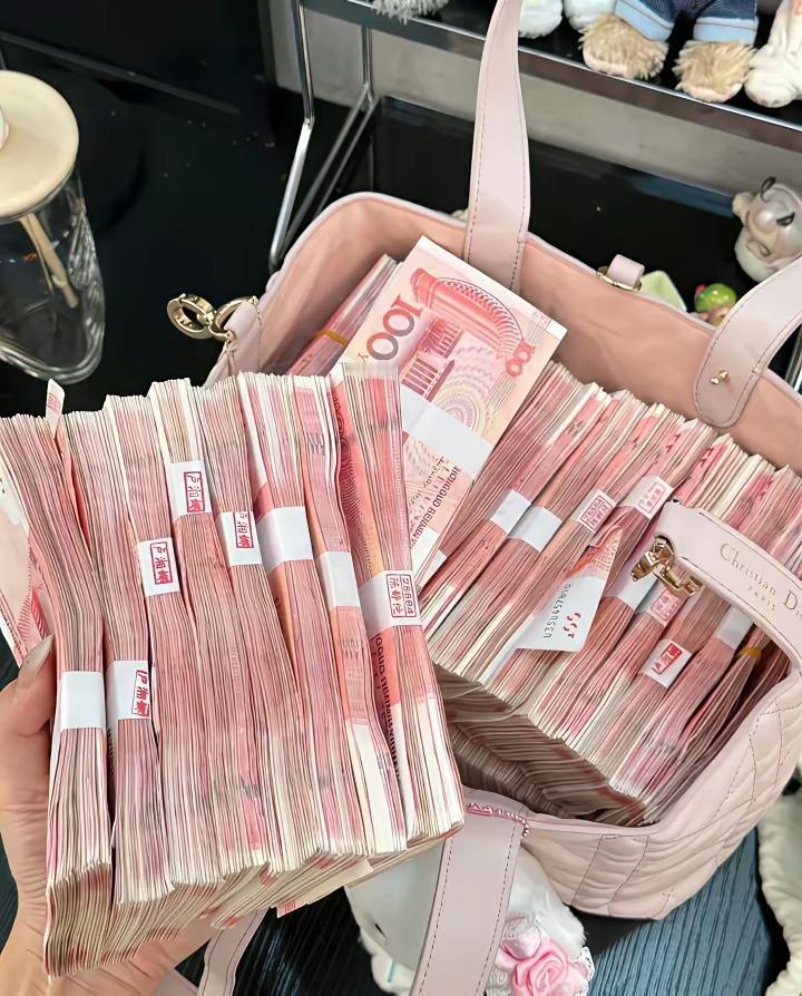 真的服了！一网友说她公司同事，28岁女孩，存款竟然有30万。她说自己从不点奶茶