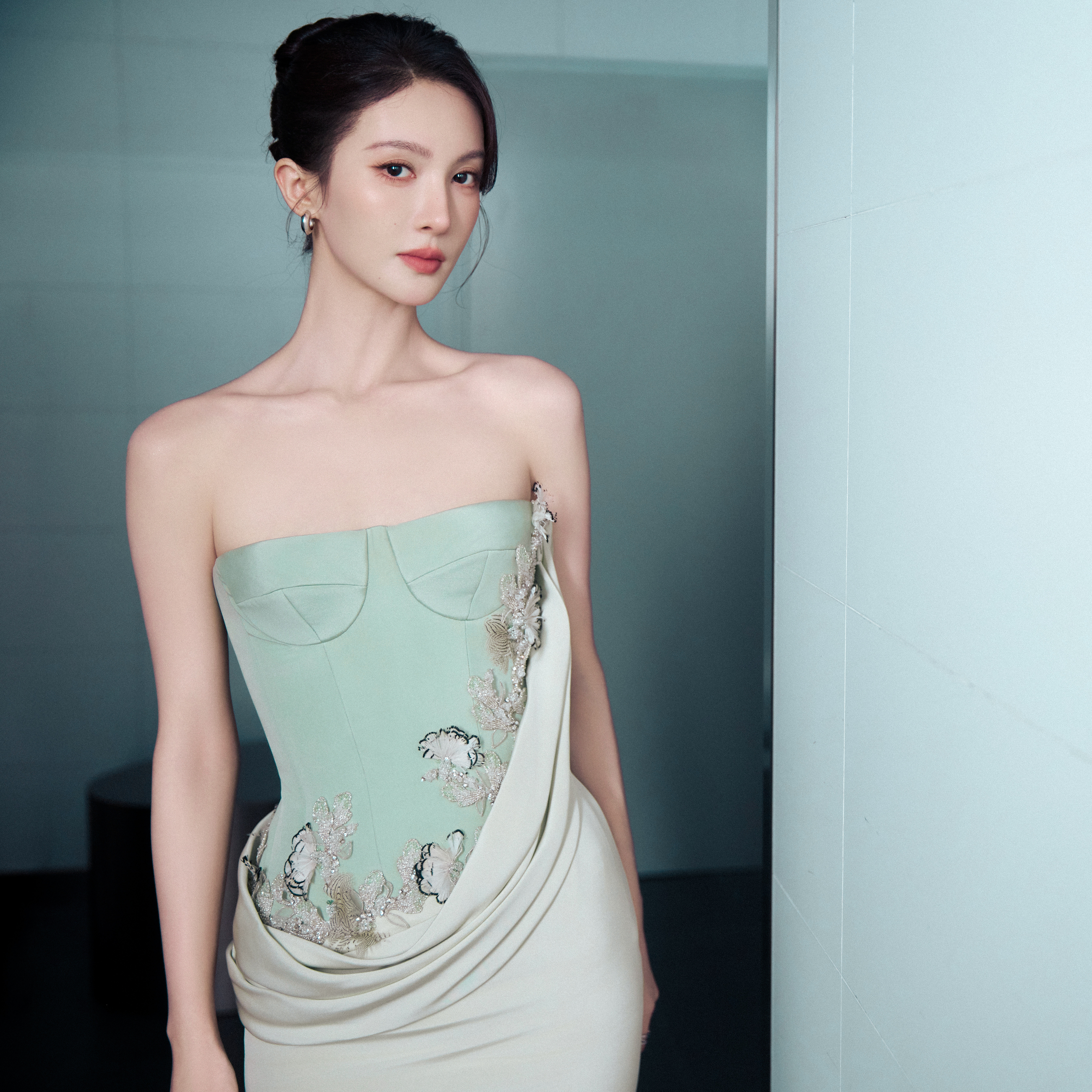 金晨薄荷绿抹胸礼裙，将东方雅致与现代摩登糅合得恰到好处。