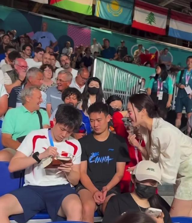 简直不敢相信，在巴黎奥运会上，一位富婆拿着一个价值22w左右，橘色的爱马仕包包，