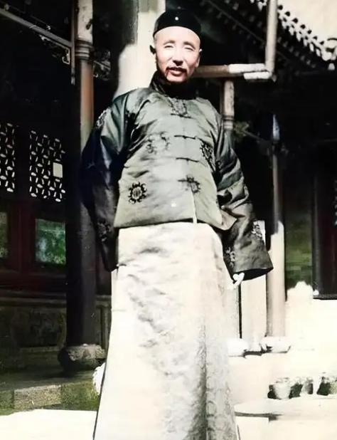 一次，张作霖正在面试4个保镖，突然，后院有人大喊：“抓刺客，”其中3人飞快地跑向