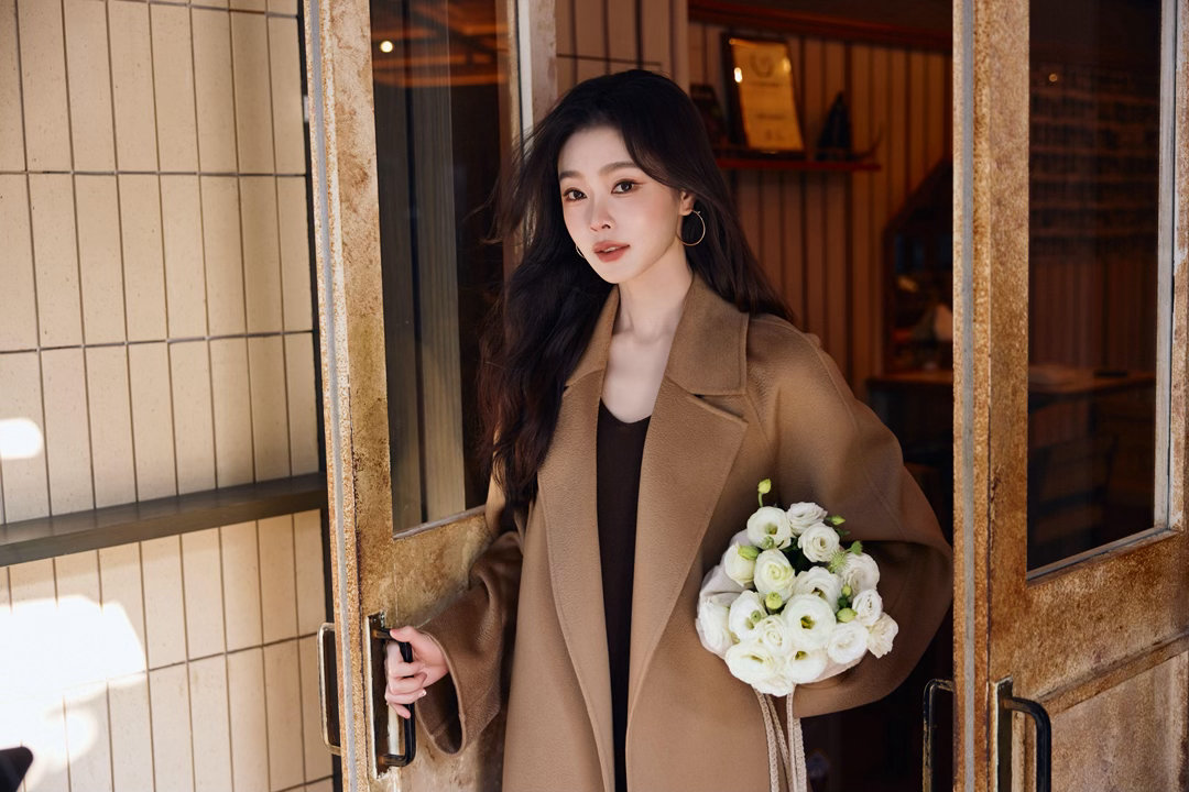 宋轶万茜双女主剧本我先写谁看了这同框不想喊“按头合作”？万茜的飒爽里带点漫不经