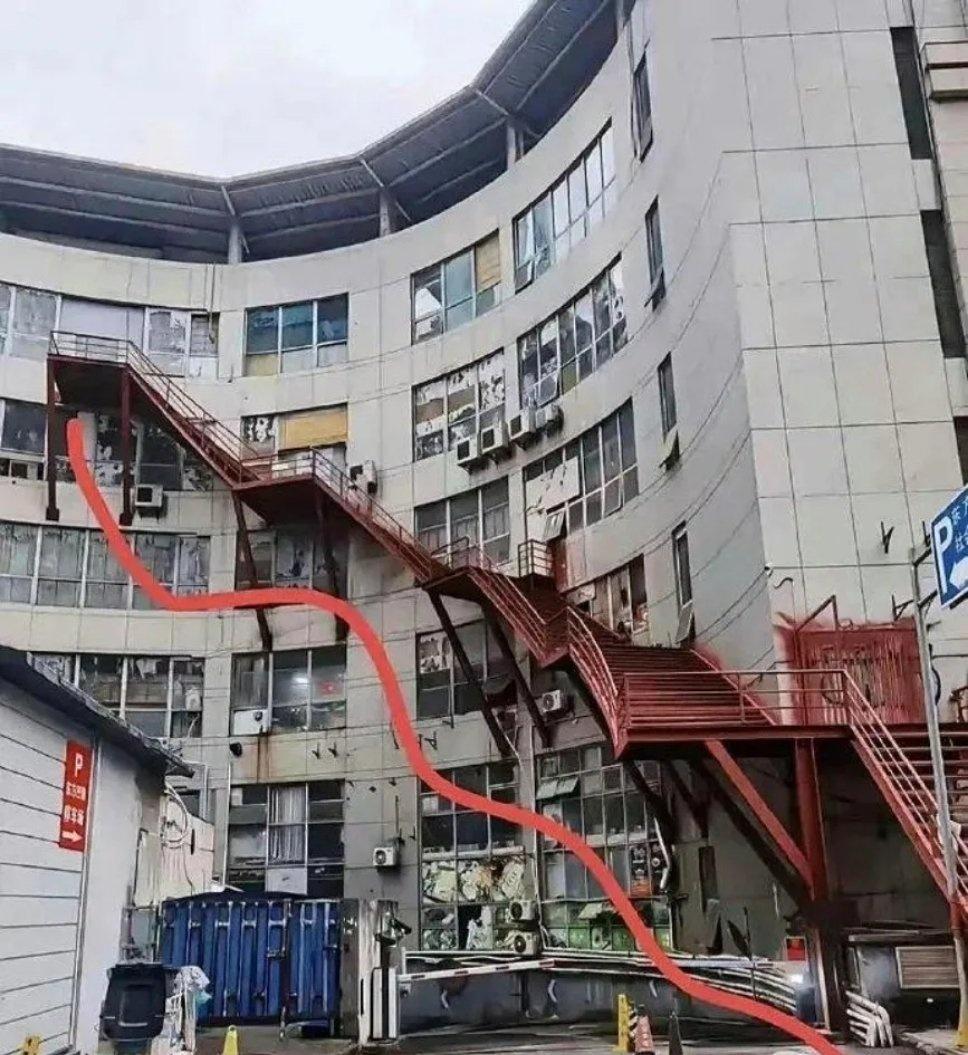 这种楼梯，物业管理不管管吗？