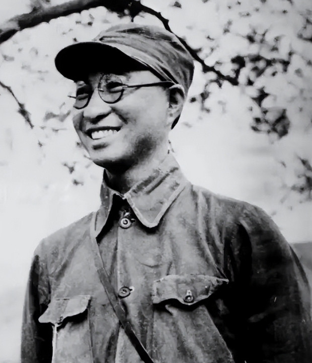 1943年秋，朱老总延安窑洞前院子里的苹果熟了，却总是被人偷，支部书记陈其涵告诉