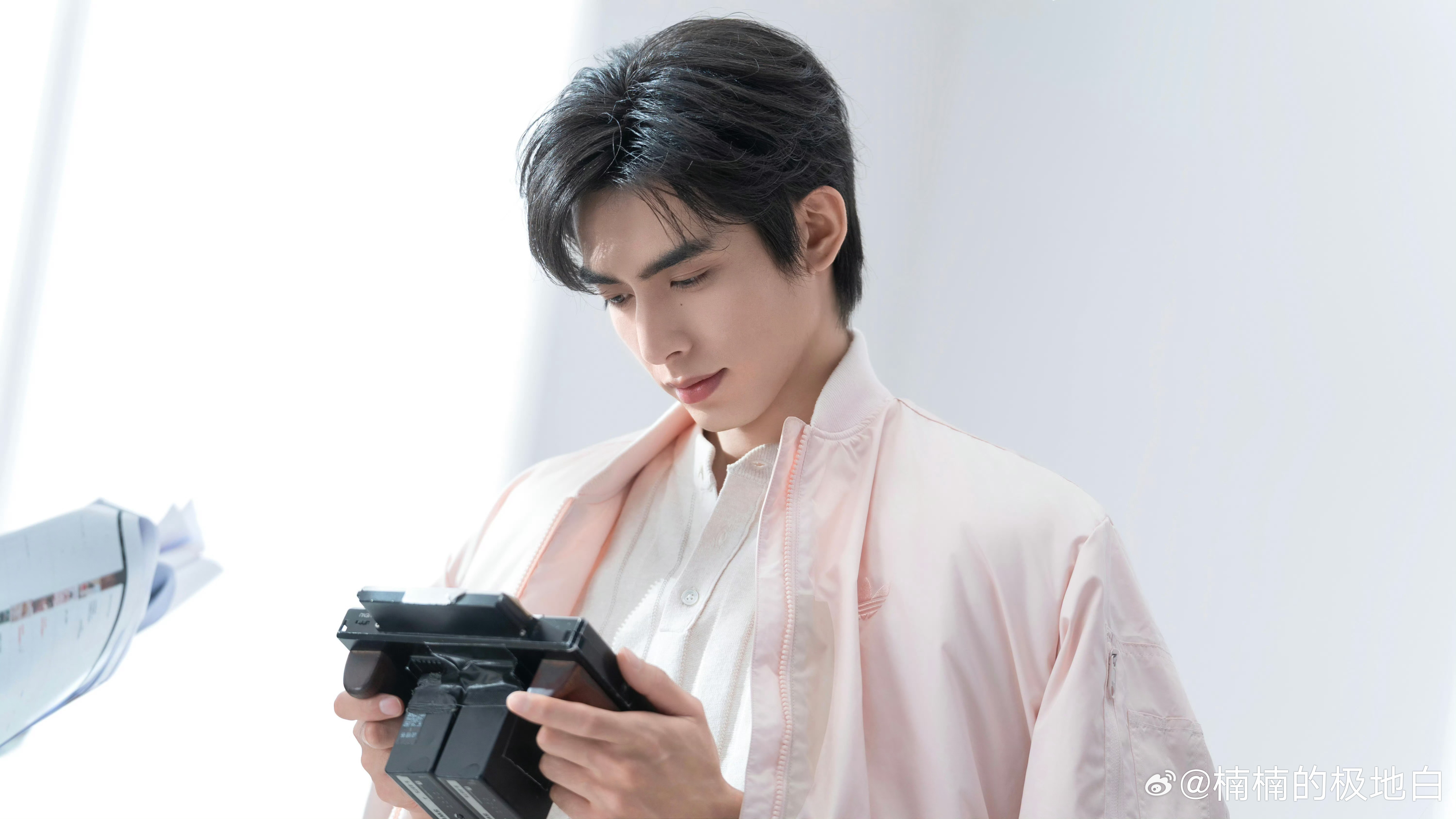 宋威龙27岁的第一个代言27岁第一份礼物是新代言，品牌宠粉实锤！一个月三连宣，