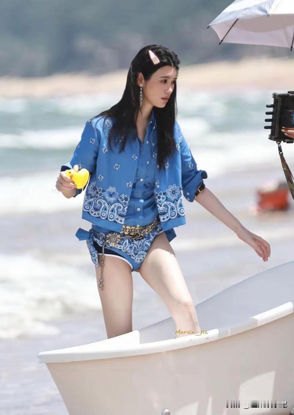 奚梦瑶海边浴缸秀