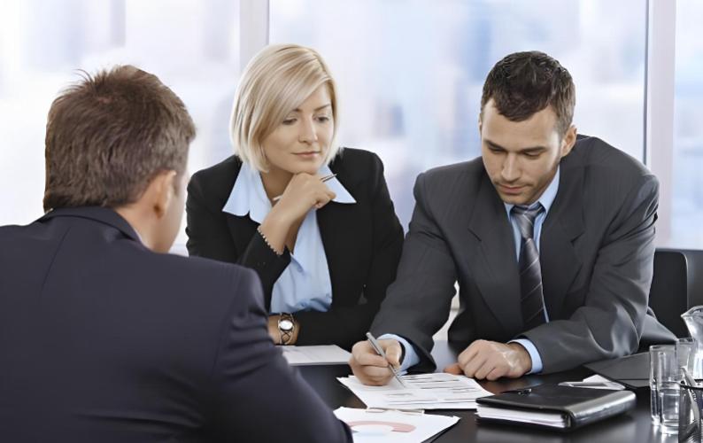 有人说：在机关单位上班不要去惹五十多岁的人机关单位里年轻人都不敢随便得罪五十岁