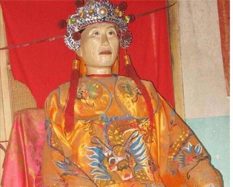 2000年，一农民去世后，儿子不舍父亲离去，将遗体放进了大缸，村里人议论纷纷，都