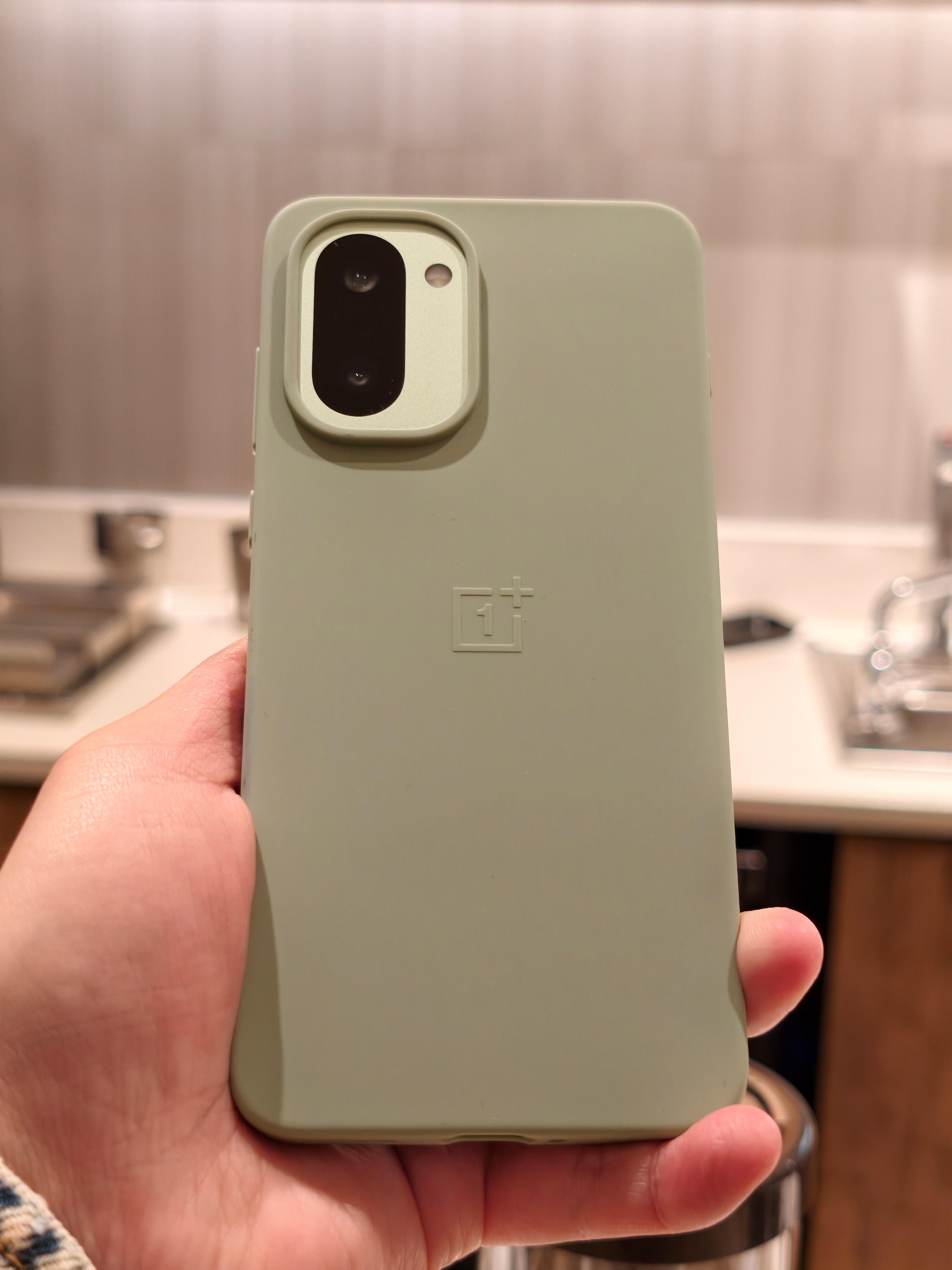 一加Ace6T这个随机附赠的手机壳质量也挺不错的，做工很好，手感很顺，颜色调