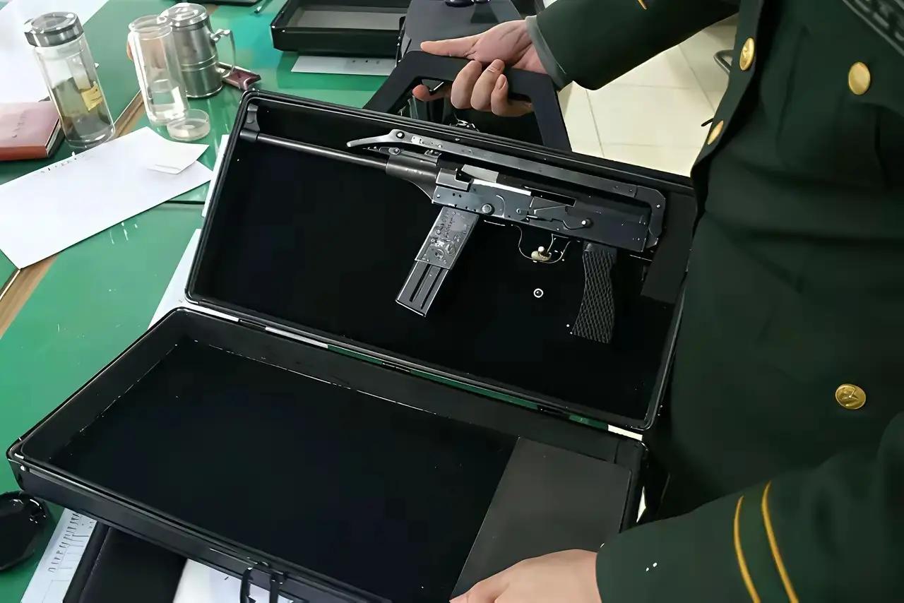 装在密码箱里面的79式微型冲锋枪是否惊艳了你？只要安保人员启动密码箱手柄上的按键
