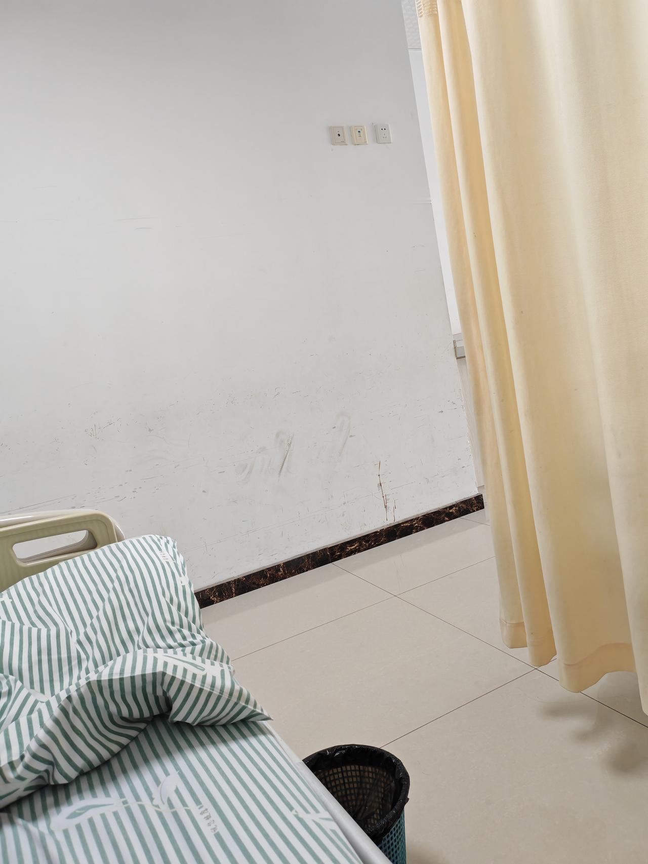 又不平气了！邻床的病友是78岁的老太太拿着顶帽子戴上。她的儿子说她：别带了