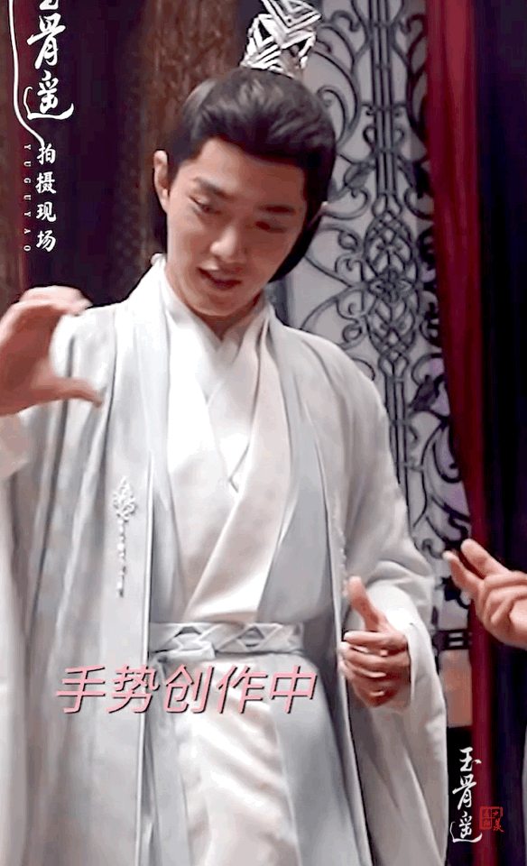 ♡⃝𝒍𝒐𝒗𝒆ʚɞ☽⋆❥»»肖战捉到一只可可爱爱的小影子！片场