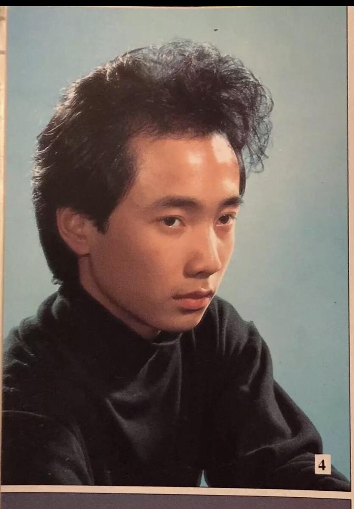 冷知识：徐峥曾当过发型模特徐峥的专属标志之一就是光头。没想到年轻时的徐峥