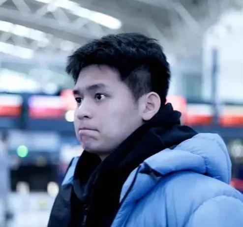 大家发现没有？林诗栋有个小习惯，一到关键分就习惯性退台。明明前