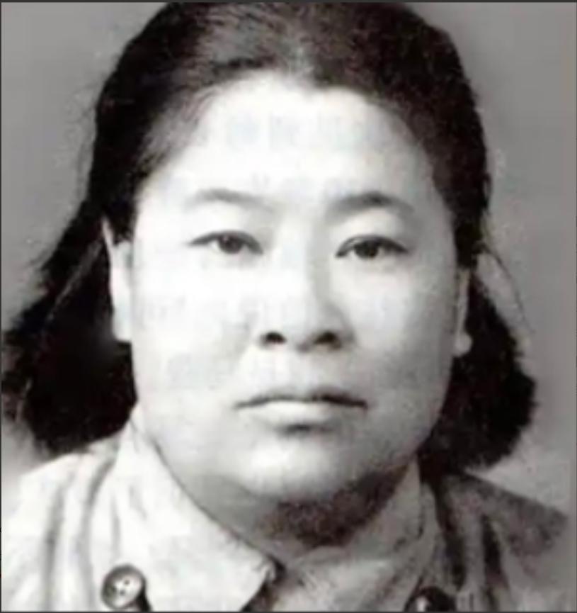 1933年，许世友听说部队有一位武当出身的女侠，便想要切磋一番，他迈着自信的步伐