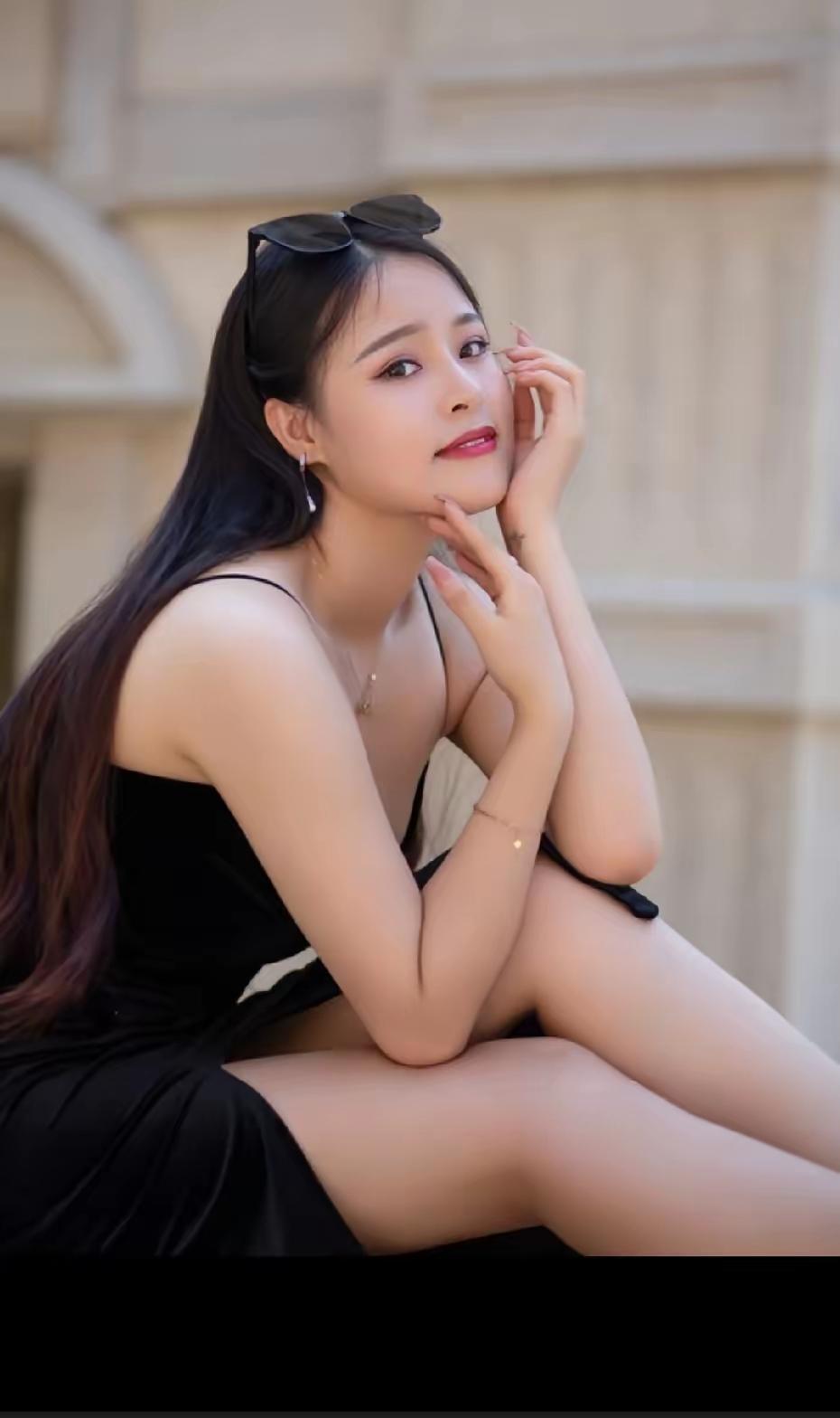 性感，就是本性别明显的性别特征而对异性形成的感官刺激。这是我瞎说的，别当真！