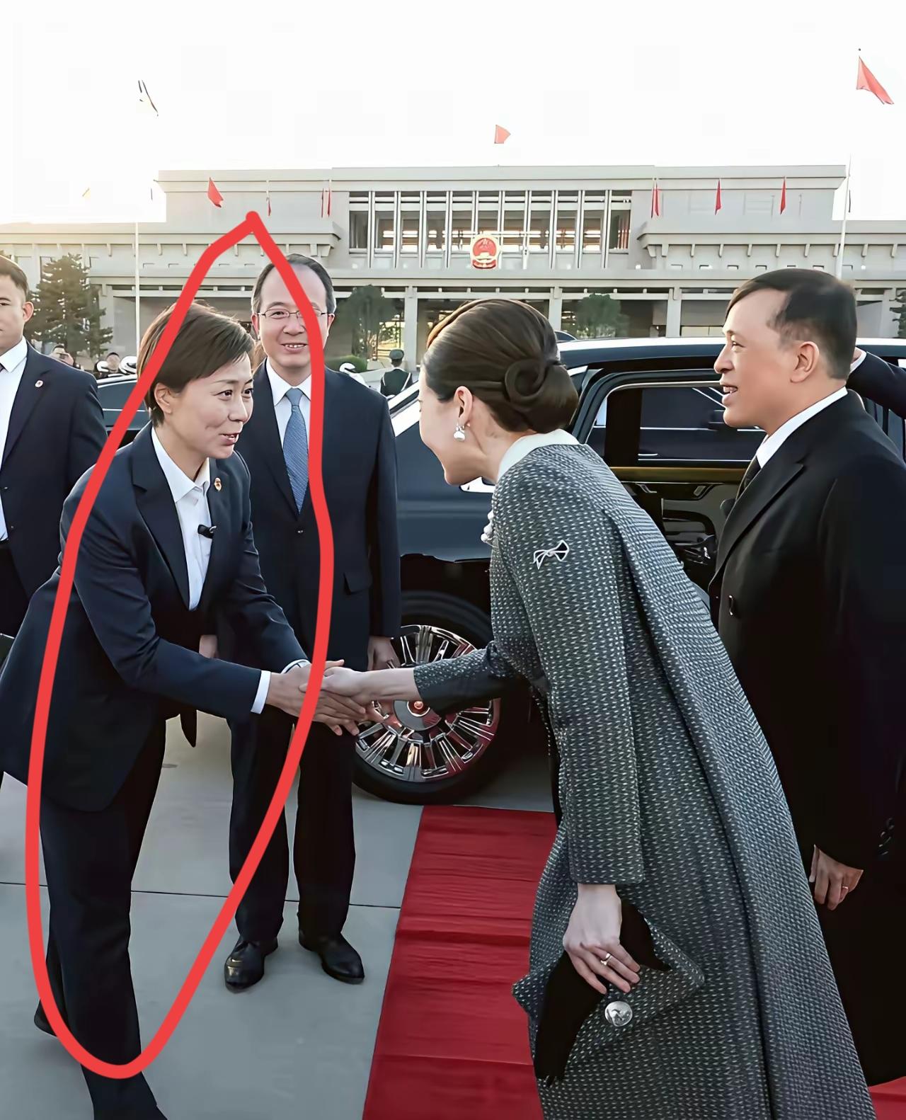 这位和泰王后苏提达握手的工作人员应该是个高手[呲牙笑]