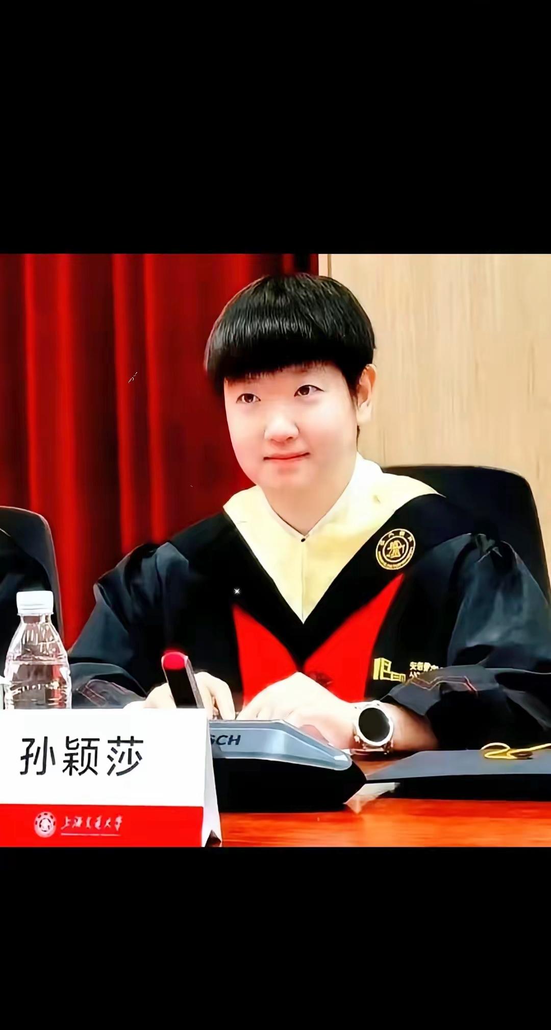 孙颖莎来清华大学面试了，令人惊奇的一幕发生了，孙颖莎从正门进入清华，一路上碰见许