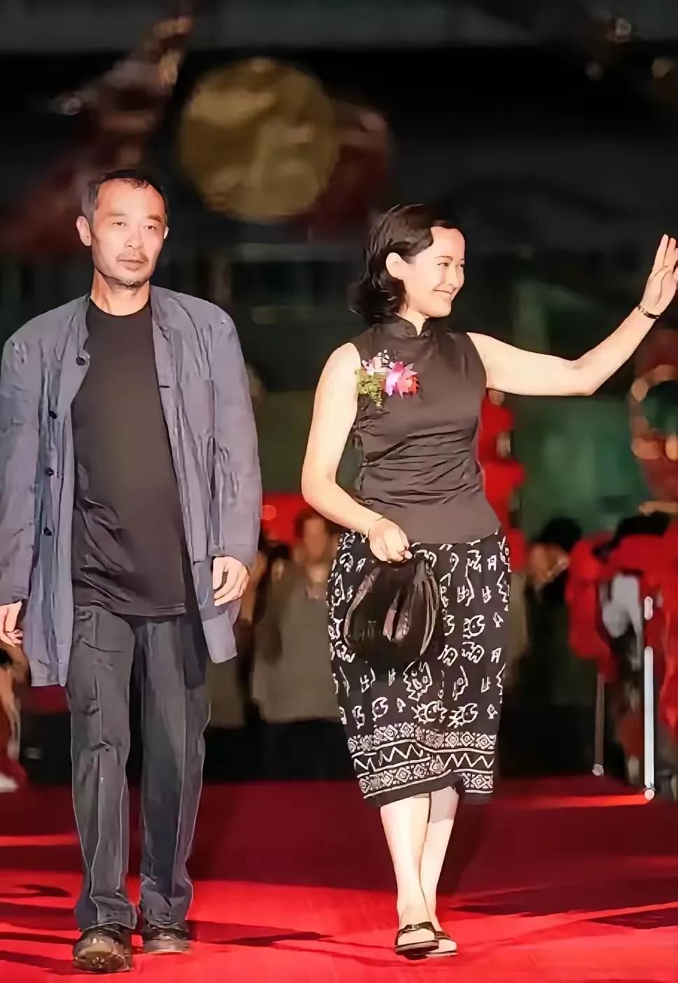 大家还认得这位招手的女演员吗？如果你能说出名字，证明你的年龄也不小了！