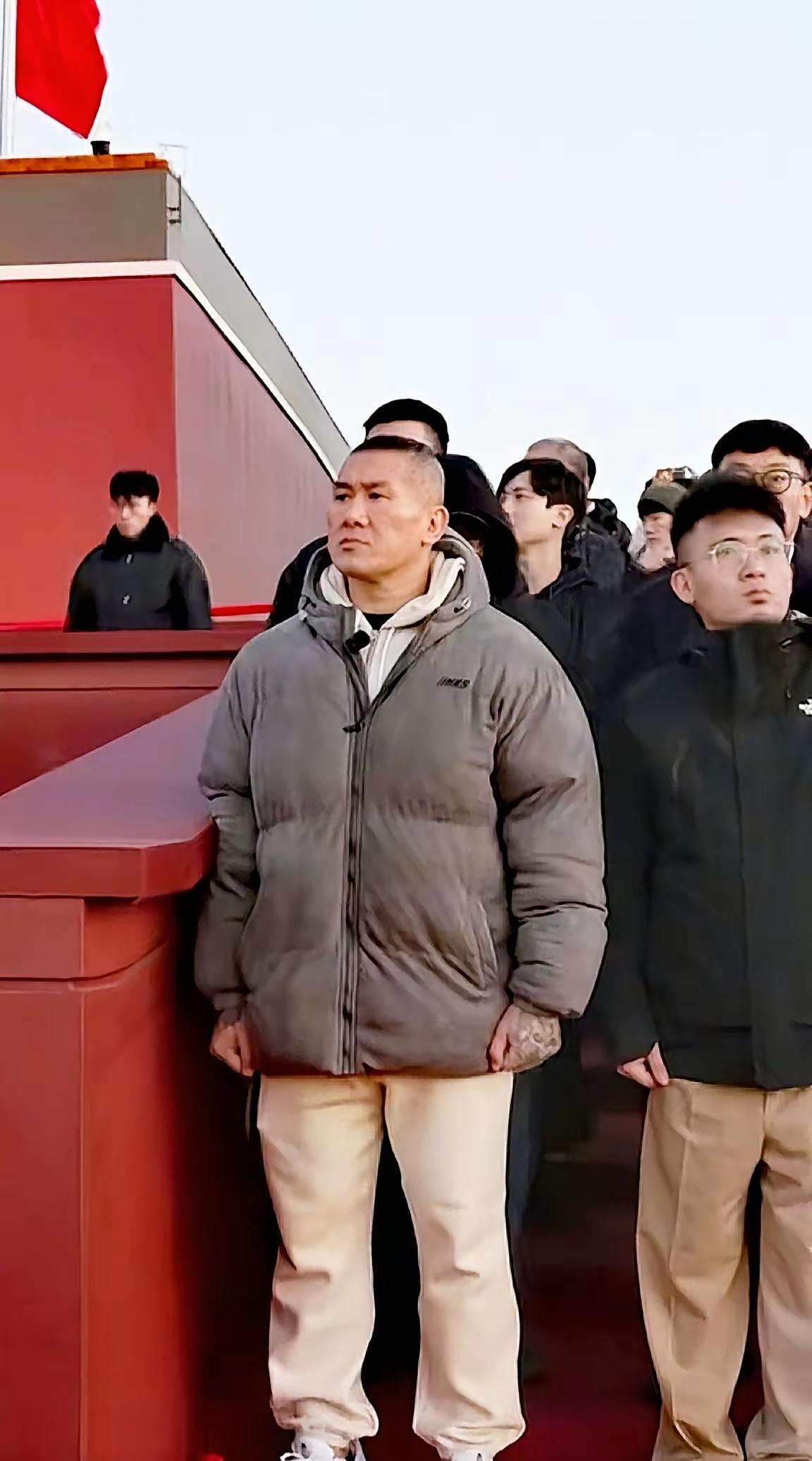 馆长终于在现场看到了升旗仪式眼神清澈，目光坚定，看上去已经有信仰了。馆长