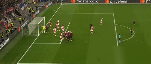 争议点球才保平，阿森纳夺冠成色存疑。阿尔特塔指尖敲着桌沿：上半场进攻收尾全是