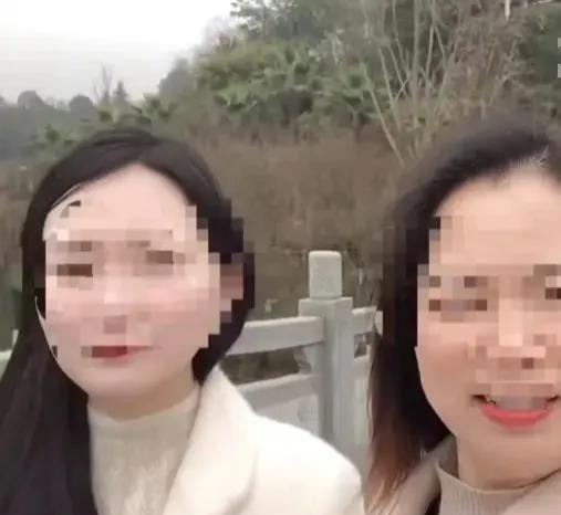 四川一对母女驾车去重庆看外婆，殊不知，返程途中发生意外，车子直接冲入水塘双双溺亡