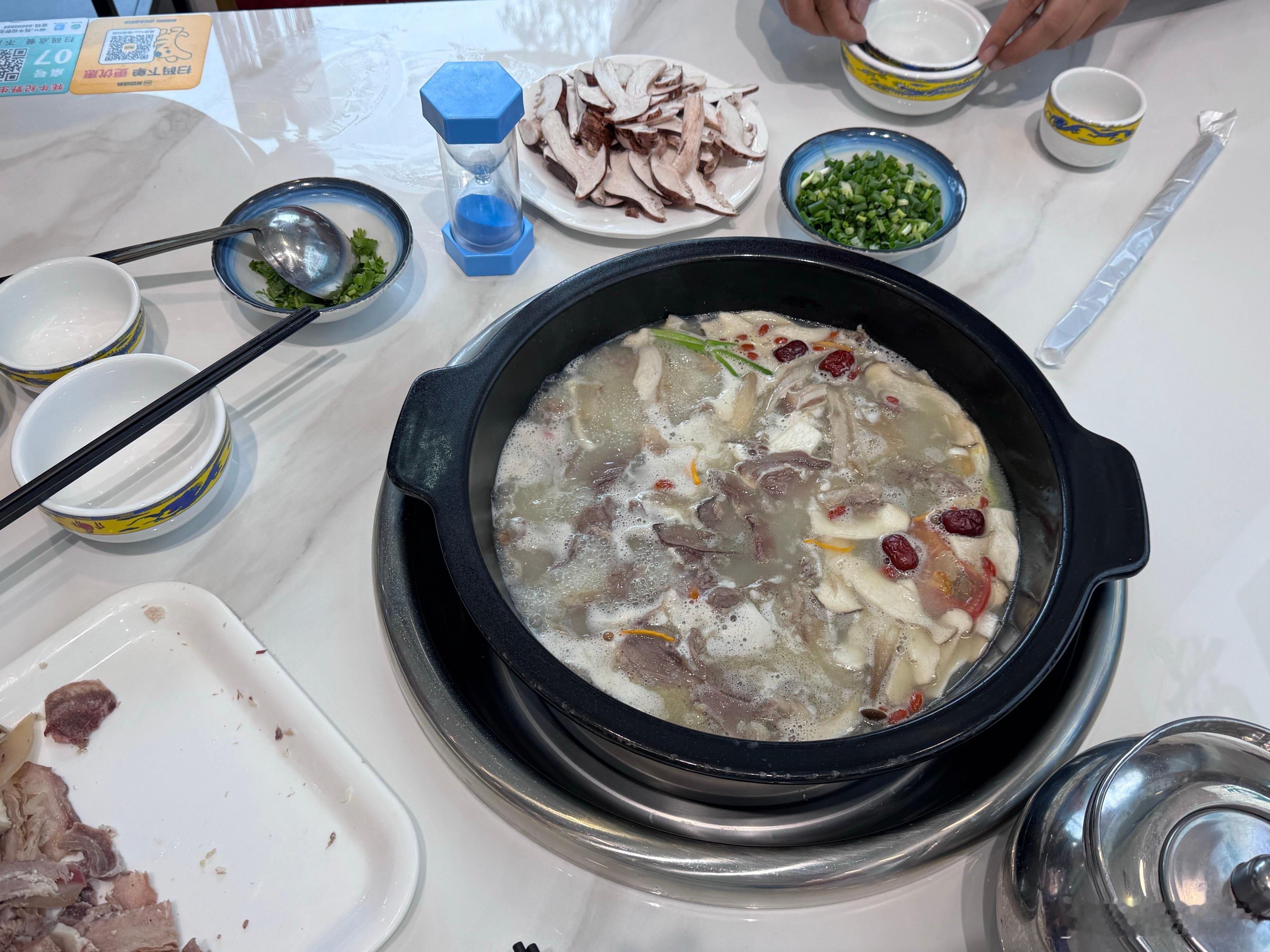 川西之行第三顿，来到四姑娘山，牦牛肉牛杂汤锅，感觉回到了广东阿坝·四姑娘山景区