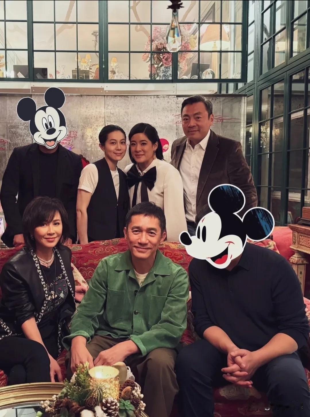 刘嘉玲带着老公梁朝伟，在上海与某服装品牌设计师聚会，感觉两口子都保养得好好！刘