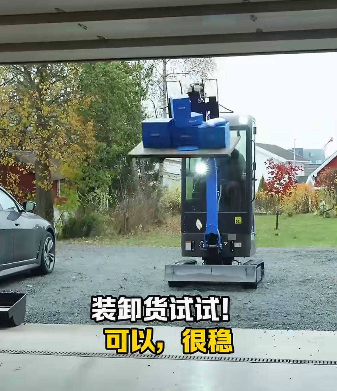 挪威小伙子花了2000美元购买了一个中国迷你挖掘机，开箱视频获得千万播放量一开