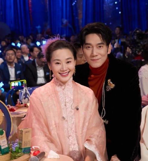 林依轮甩掉人老珠黄的发妻，转身娶了选美冠军西华，婚后他将600万积蓄全交给老婆保